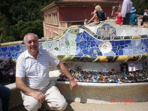 C:\Users\Maria\Documents\Libro.Niños\Juan Florez adulto en el parque Güell.2007.jpg