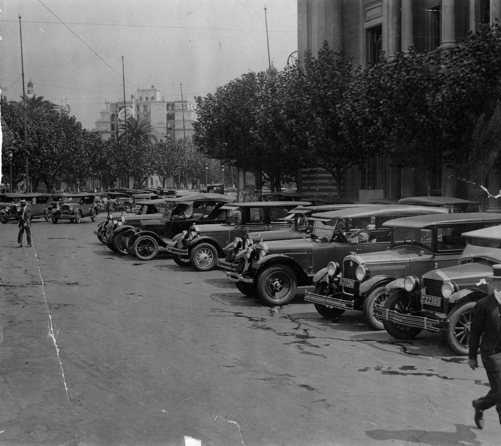 Imagen en blanco y negro de un grupo de personas en un estacionamiento

Descripción generada automáticamente